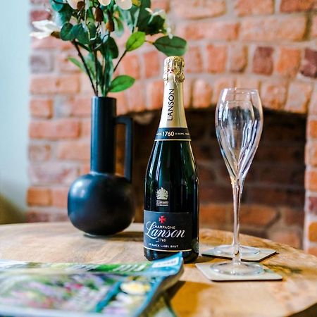 New! Gorgeous 2-Bed Home In Chester City Centre By 53 Degrees Property - Incredible Location, Ideal For Small Groups - Sleeps 6! Exteriér fotografie